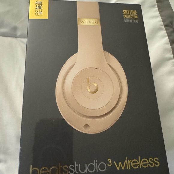 Beats Studio3 Wireless Headphones - Desert Sand - Picture 4 of 5